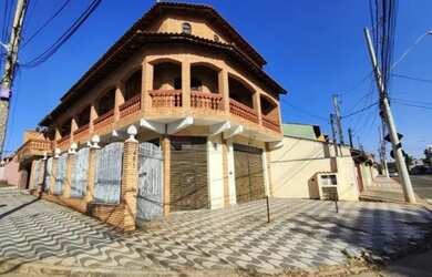 Imagem: A casa possui 3 Dormitórios, 5 Banheiros, 2 Vagas na garagem