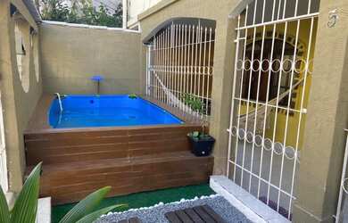 Imagem: A casa possui 3 Dormitórios, 3 Banheiros, 2 Vagas na garagem