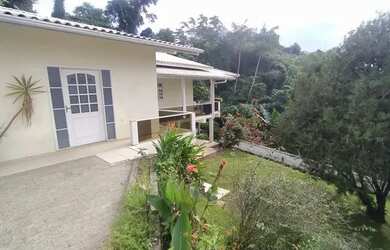 Imagem: A casa em condomínio possui 4 Dormitórios, 3 Banheiros, 2