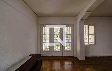 Imagem: A casa possui 5 Dormitórios, 2 Banheiros, 5 Vagas na garagem