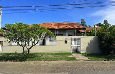 Imagem: A casa possui 3 Dormitórios, 4 Banheiros, 3 Vagas na garagem