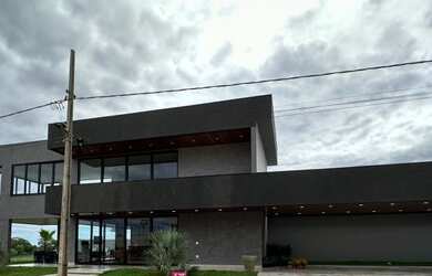 Imagem: A casa em condomínio possui 5 Dormitórios, 3 Banheiros, 4