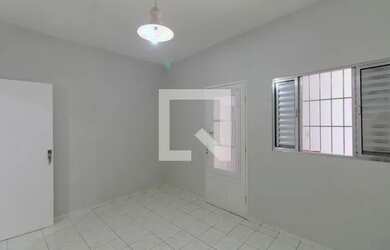 Imagem: A casa possui 3 Dormitórios, 2 Banheiros, 4 Vagas na garagem