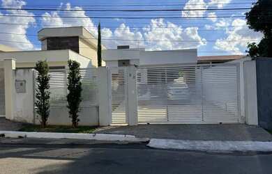 Imagem: A casa em condomínio possui 3 Dormitórios, 2 Banheiros, 4