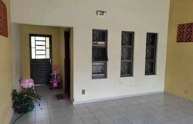 Imagem: A casa possui 3 Dormitórios, 2 Banheiros, 2 Vagas na garagem