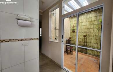 Imagem: A casa possui 3 Dormitórios, 1 Banheiro, 2 Vagas na garagem