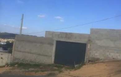 Imagem: A casa possui 3 Dormitórios, 1 Banheiro, 2 Vagas na garagem