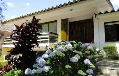 Imagem: A casa possui 2 Dormitórios, 2 Banheiros, 2 Vagas na garagem