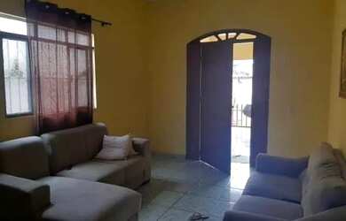 Imagem: A casa possui 2 Dormitórios, 1 Banheiro, 2 Vagas na garagem