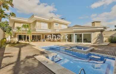 Imagem: A casa em condomínio possui 5 Dormitórios, 5 Banheiros, 5