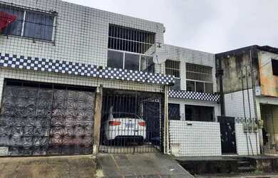 Imagem: A casa possui 5 Dormitórios, 4 Banheiros e 2 Vagas na garagem