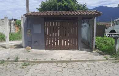 Imagem: A casa possui 2 Dormitórios, Acomodam 13 pessoas, 3 Vagas na