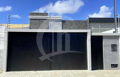 Imagem: A casa possui 3 Dormitórios, 1 Banheiro, 2 Vagas na garagem