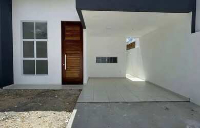 Imagem: A casa possui 3 Dormitórios, 1 Banheiro, 2 Vagas na garagem