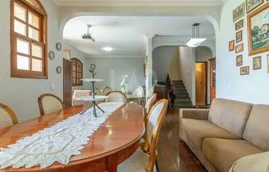 Imagem: A casa possui 4 Dormitórios, 4 Banheiros, 4 Vagas na garagem