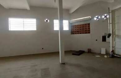 Imagem: O depósito possui 1 Vaga na garagem, 167m² de Área e está