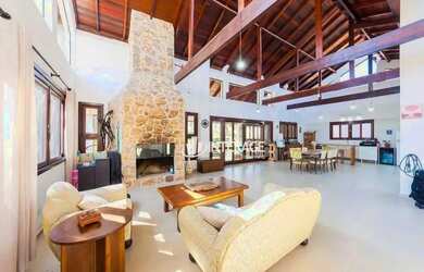 Imagem: A casa possui 3 Dormitórios, 3 Banheiros, 5 Vagas na garagem