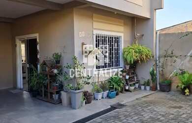 Imagem: A casa possui 3 Dormitórios, 1 Banheiro, 2 Vagas na garagem