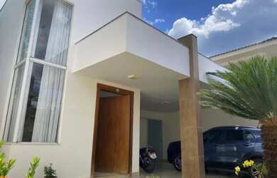 Imagem: A casa possui 3 Dormitórios, 2 Banheiros, 4 Vagas na garagem