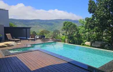 Imagem: A casa em condomínio possui 4 Dormitórios, 5 Banheiros, 4