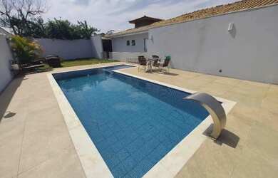 Imagem: A casa possui 3 Dormitórios, 2 Banheiros, 3 Vagas na garagem