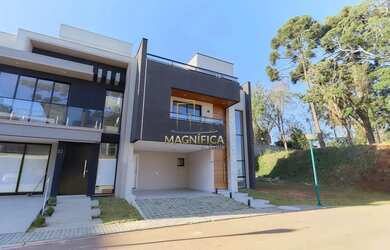 Imagem: A casa possui 3 Dormitórios, 5 Banheiros, 2 Vagas na garagem