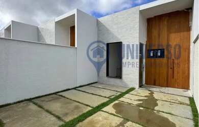 Imagem: A casa possui 3 Dormitórios, 2 Banheiros e 2 Vagas na garagem