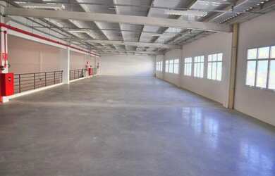 Imagem: O depósito possui 5 Vagas na garagem e 2177m² de Área e está