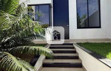 Imagem: A casa possui 3 Dormitórios, 1 Banheiro, 2 Vagas na garagem