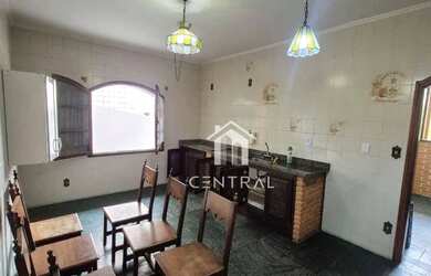 Imagem: A casa possui 3 Dormitórios, 5 Banheiros, 3 Vagas na garagem