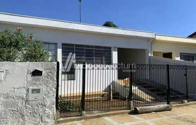 Imagem: A casa possui 2 Dormitórios, 1 Banheiro, 2 Vagas na garagem