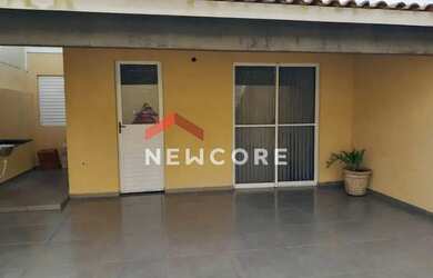 Imagem: A casa possui 3 Dormitórios, 1 Banheiro, 2 Vagas na garagem