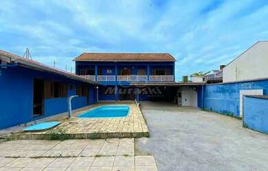 Imagem: A casa possui 4 Dormitórios, Acomodam 15 pessoas, 4 Vagas na