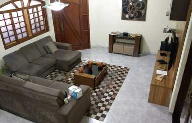 Imagem: A casa possui 3 Dormitórios, 1 Banheiro, 3 Vagas na garagem