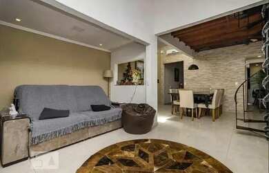 Imagem: A casa possui 2 Dormitórios, 1 Banheiro, 2 Vagas na garagem