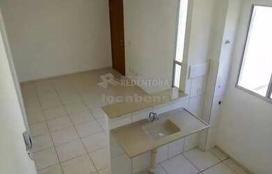 Imagem: O apartamento possui 2 Dormitórios, 1 Banheiro, 1 Vaga na garagem