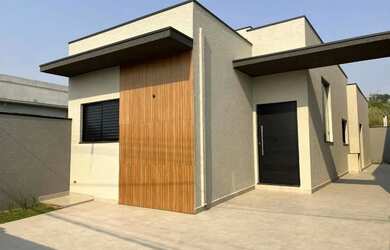 Imagem: A casa possui 3 Dormitórios, 1 Banheiro, 2 Vagas na garagem