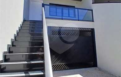 Imagem: A casa possui 3 Dormitórios, 4 Banheiros, 5 Vagas na garagem