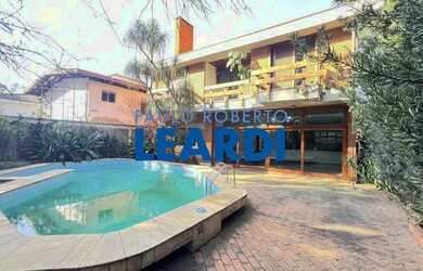 Imagem: A casa possui 4 Dormitórios, 5 Banheiros, 4 Vagas na garagem