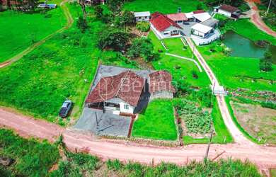 Imagem: A casa possui 4 Dormitórios, 1 Banheiro, 1 Vaga na garagem