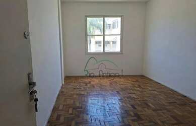 Imagem: O apartamento possui 1 Dormitório, 1 Banheiro, 1 Vaga na garagem