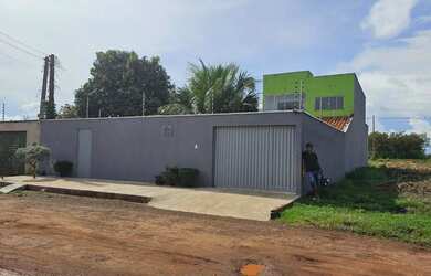 Imagem: A casa possui 4 Dormitórios, 1 Banheiro, 2 Vagas na garagem