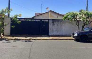 Imagem: A casa possui 2 Dormitórios, 2 Banheiros, 1 Vaga na garagem