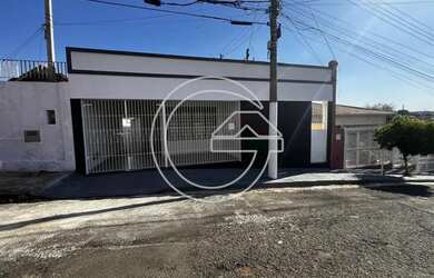 Imagem: A casa possui 2 Dormitórios, 1 Banheiro, 1 Vaga na garagem