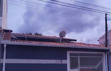 Imagem: A casa possui 3 Dormitórios, 1 Banheiro, 2 Vagas na garagem