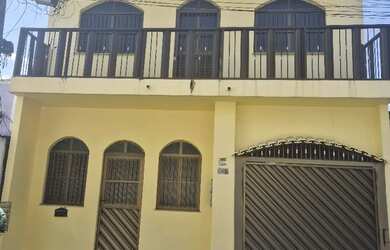 Imagem: A casa possui 5 Dormitórios, 3 Banheiros e está localizado