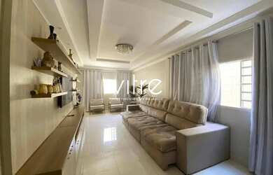 Imagem: A casa possui 3 Dormitórios, 3 Banheiros, 180m² de Área e