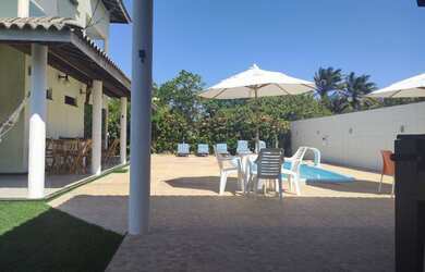 Imagem: A casa possui 4 Dormitórios, Acomodam 12 pessoas, 4 Vagas na