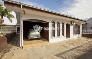 Imagem: A casa possui 3 Dormitórios, 1 Banheiro, 1 Vaga na garagem