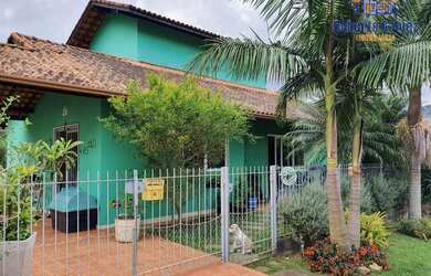 Imagem: A casa possui 3 Dormitórios, 1 Banheiro, 2 Vagas na garagem